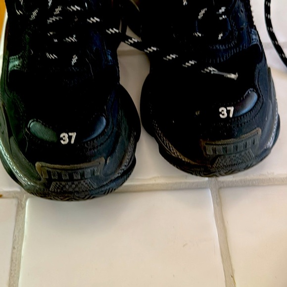 Balenciaga Black Sneakers with Modern Design - Picture 1 of 3